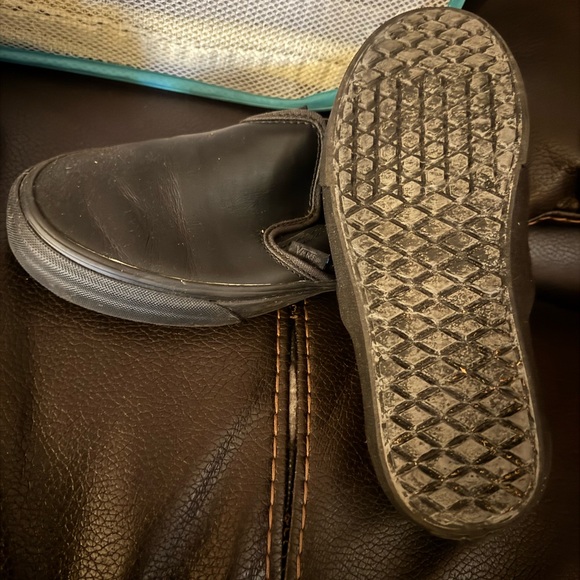 Vans Black Oxfords with Leather Material and Classic Design - Picture 2 of 2